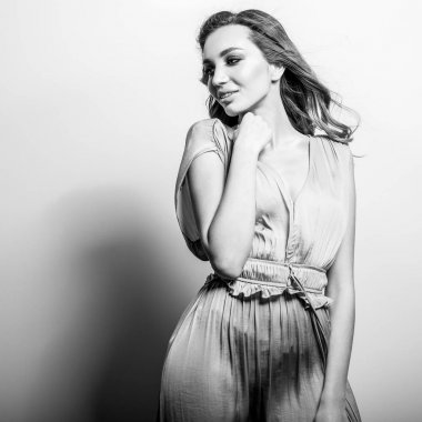 İpek elbise siyah-beyaz stüdyo portre genç güzel kadın.