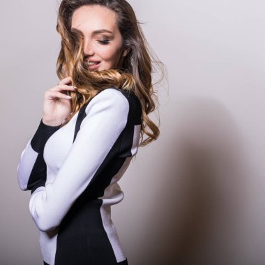 Siyah-beyaz şık elbiseli genç şehvetli modeli kadın.