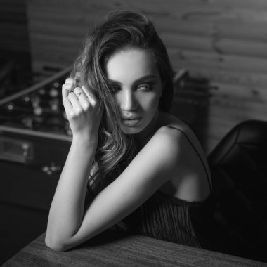 Genç güzellik kadın poz ev iç karşı. Siyah-beyaz portre.