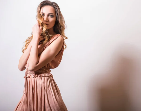 Jovem mulher bonita em seda vestido estúdio retrato . — Fotografia de Stock