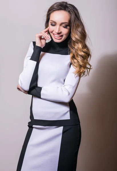 Zmysłowe model młoda kobieta w stylowy sukienka czarno biały. — Zdjęcie stockowe