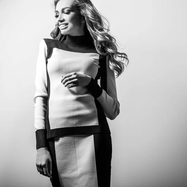 官能的な若いモデル ブラック ホワイトのスタイリッシュなドレスを着た女性. — ストック写真