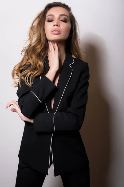 Jovem modelo sensual mulher em traje preto . — Fotografia de Stock