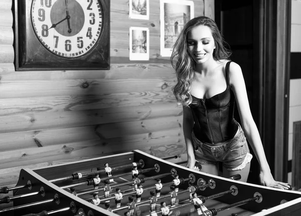 Fiatal szépség nő pózt ellen snooker asztallal ház belső. — Stock Fotó