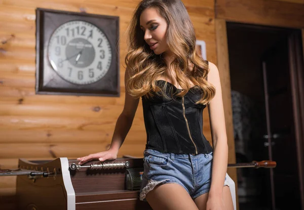 Joven belleza mujer pose contra mesa de billar en el interior de la casa . — Foto de Stock
