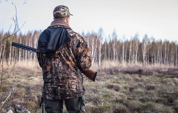 Hunter Pistolí Vystopuje Kachny Řece — Stock fotografie