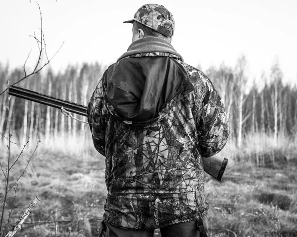Hunter Con Una Pistola Rintraccia Anatre Sul Fiume — Foto Stock