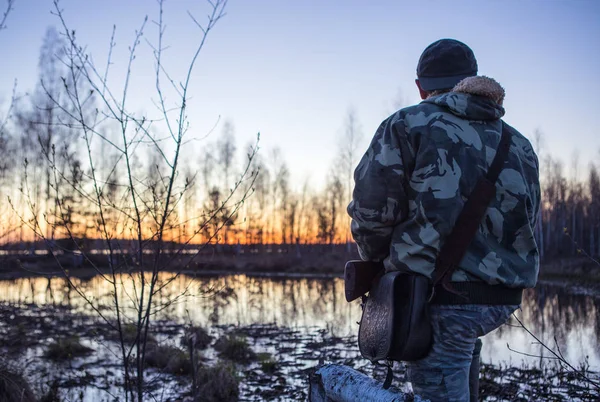 Hunter Pistolí Vystopuje Kachny Řece — Stock fotografie