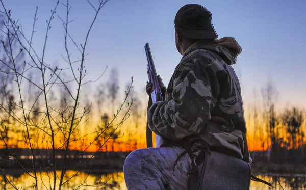 Jäger Mit Waffe Spürt Enten Auf Dem Fluss Auf — Stockfoto