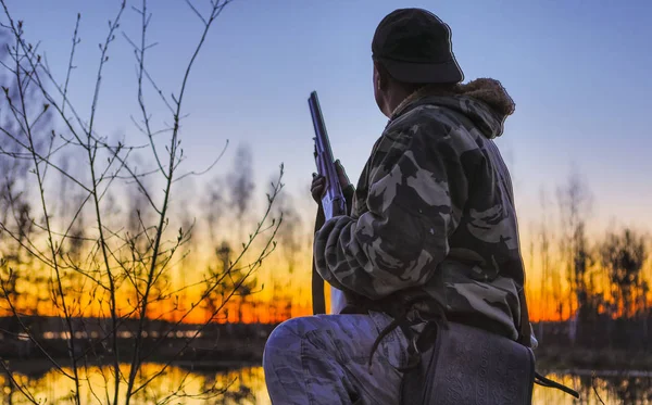 Chasseur Avec Pistolet Traque Les Canards Sur Rivière — Photo