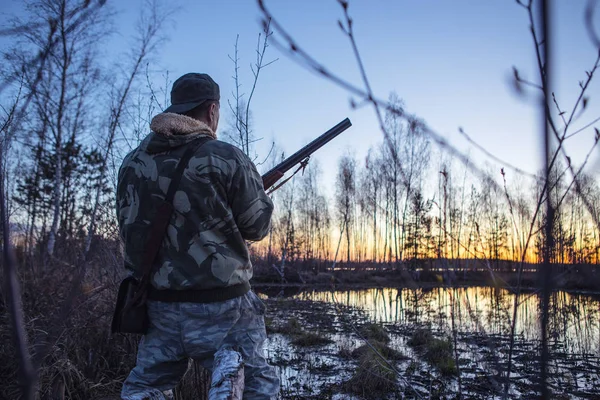 Jäger Mit Waffe Spürt Enten Auf Dem Fluss Auf — Stockfoto