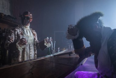 Oyuncular buhar punk maskeleri ve antika kostüm kapalı.