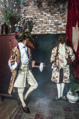 Oyuncular buhar punk maskeleri ve antika kostüm kapalı.