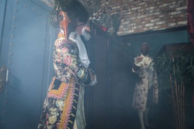 Oyuncular buhar punk maskeleri ve antika kostüm kapalı.