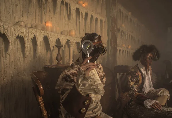 演员在蒸汽朋克面具和古董服装室内 — 图库照片