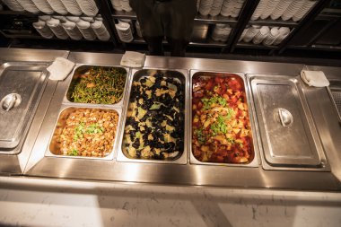 Pekin, Çin - 01 Haziran 2019: Geleneksel Çin yemekleri ve profesyonel Çin aşçıları mutfakta.