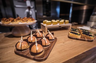 Pekin, Çin - 01 Haziran 2019: Geleneksel mutfaklarda Çinli aşçılar tarafından gerçekleştirilen şekerlemeler.