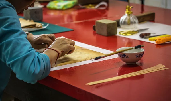 Beijing China Junho 2019 Laboratório Tradicional Restaurador Livros Caligrafias Chinês — Fotografia de Stock