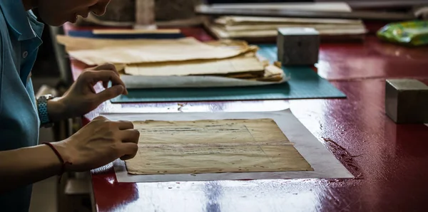 Pekin Çin Haziran 2019 Geleneksel Çince Kitap Kaligrafi Restoratörü Laboratuvarı — Stok fotoğraf