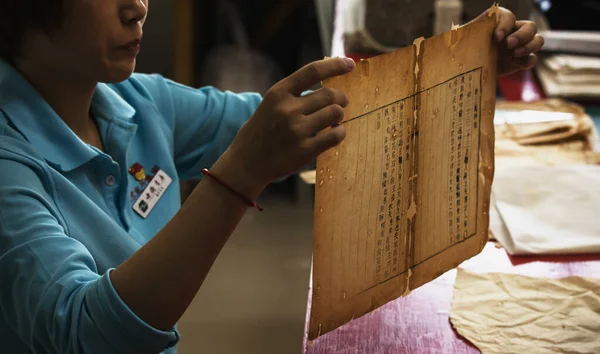 Pechino Cina Giugno 2019 Laboratorio Tradizionale Cinese Restauro Libri Calligrafia — Foto Stock