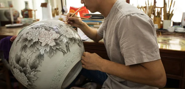 Pechino Hina Giugno Artigiano Cinese Dipinge Grande Vaso Porcellana Con — Foto Stock