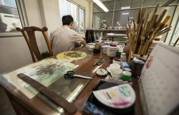 Beijing Hina Juni Kinesisk Håndværker Maler Stor Porcelænsvase Med Traditionelle - Stock-foto