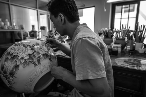 Peking Hina Červen Čínský Řemeslník Maluje Velkou Porcelánovou Vázu Tradičními — Stock fotografie