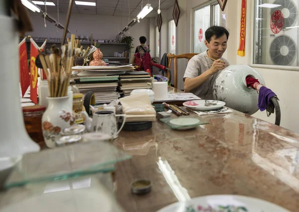 Beijing Hina Juni Kinesisk Håndværker Maler Stor Porcelænsvase Med Traditionelle - Stock-foto