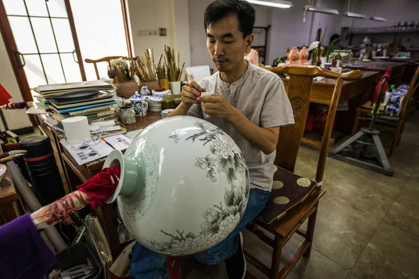 Beijing Hina Juni Kinesisk Håndværker Maler Traditionelt Mønster Porcelænsvase - Stock-foto