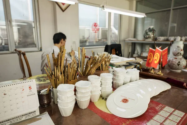 Beijing Hina Juni Kinesisk Håndværker Maler Traditionelt Mønster Porcelænsvase - Stock-foto