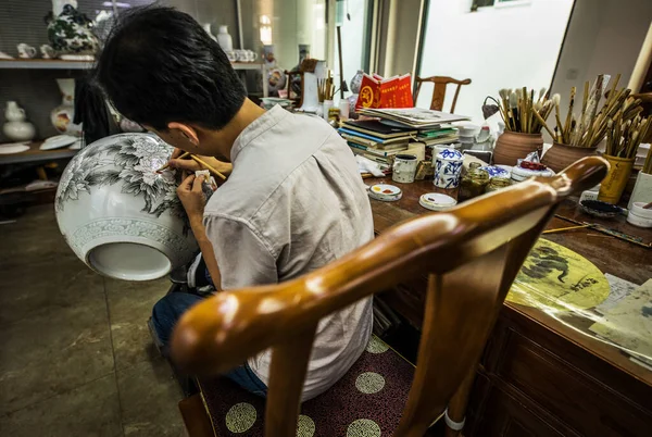 Peking Hina Június Kínai Kézműves Festi Hagyományos Mintát Porcelán Váza — Stock Fotó