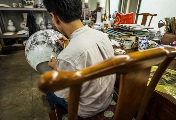 Beijing Hina June Chinese Craftsman Paints Traditional Pattern Porcelain Vase — Stock Photo, Image