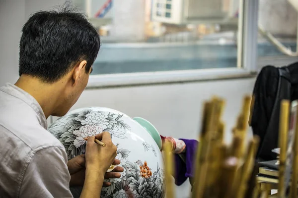 Peking China Juni Chinesischer Handwerker Bemalt Eine Große Porzellanvase Mit — Stockfoto