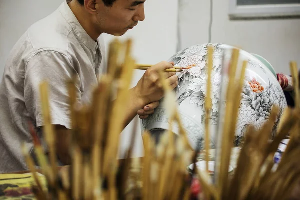 Pechino Cina Giugno Artigiano Cinese Dipinge Grande Vaso Porcellana Con — Foto Stock