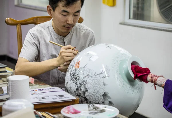 Beijing China Junho Artesão Chinês Pinta Grande Vaso Porcelana Com — Fotografia de Stock
