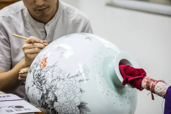 Πεκίνο Κίνα Ιούνιος Κινέζος Τεχνίτης Ζωγραφίζει Ένα Μεγάλο Αγγείο Πορσελάνης — Φωτογραφία Αρχείου