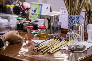 hinese geleneksel kaligrafi fırçalar yakın çekim.