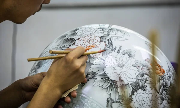 Peking Čína Červen Čínský Řemeslník Maluje Velkou Porcelánovou Vázu Tradičními — Stock fotografie