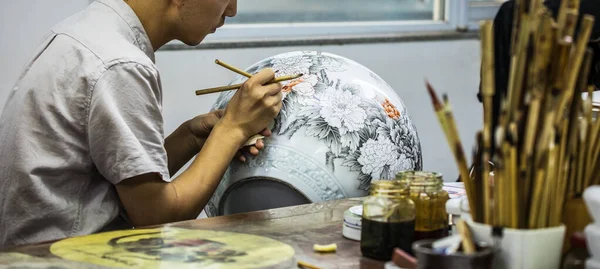 Peking Čína Červen Čínský Řemeslník Maluje Velkou Porcelánovou Vázu Tradičními — Stock fotografie