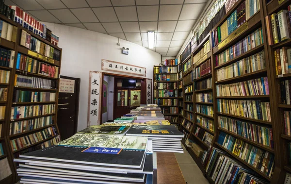 Pekin Chiny Czerwca 2019 Tradycyjna Chińska Biblioteka Półkami Starych Nowoczesnych — Zdjęcie stockowe