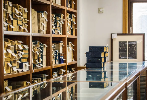 6月01 2019 古い本と近代的な本の棚と伝統的な中国の図書館 — ストック写真