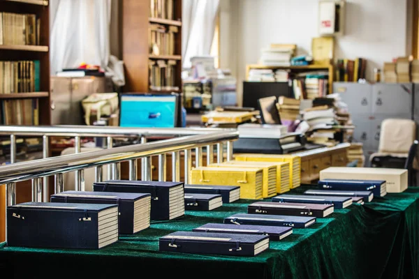 6月01 2019 古い本と近代的な本の棚と伝統的な中国の図書館 — ストック写真