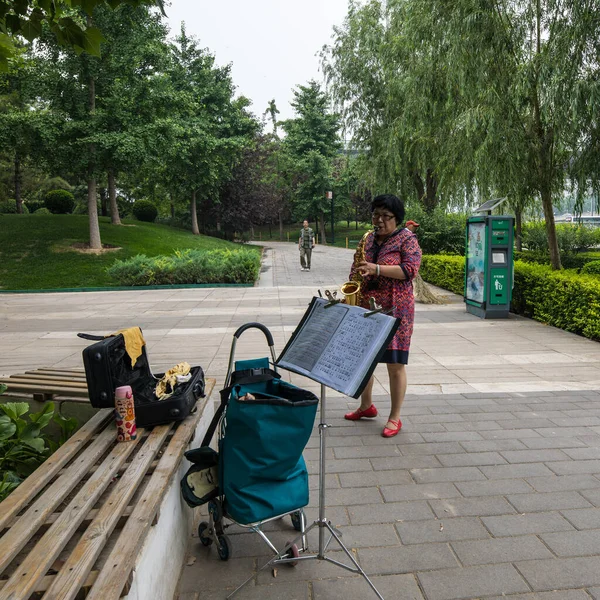 中国北京 2019年6月1日 中国人民在城市公园休息 — 图库照片