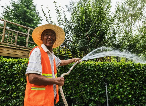 Beijing China June 2019 Old Chinese Smiling Man Watering Garden — Stock Photo, Image