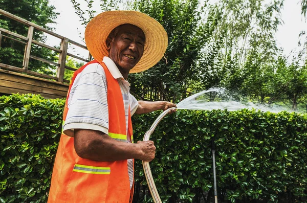 Beijing China June 2019 Old Chinese Smiling Man Watering Garden — Stock Photo, Image
