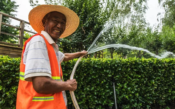 Beijing China June 2019 Old Chinese Smiling Man Watering Garden — Stock Photo, Image