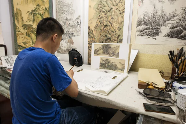 Peking Kína 2019 Június Fiatal Kínai Művész Munkahelyén — Stock Fotó