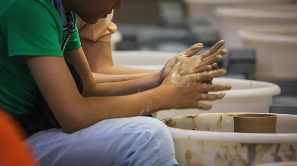 Китайські Діти Моделюють Глиняні Горщики Руки Зблизька — стокове фото