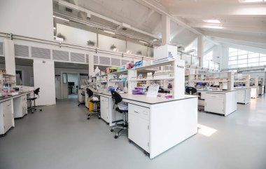 Pekin, Çin - 3 Haziran 2019: Modern uyuşturucu imalat laboratuvarı ekipmanları.