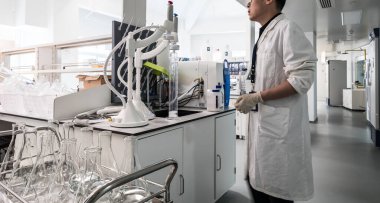 Pekin, Çin - 3 Haziran 2019: Modern uyuşturucu imalat laboratuvarı ekipmanları.